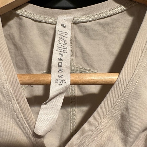 Lululemon cream colored asymmetrical cinched v-neck tank - Picture 4 of 5